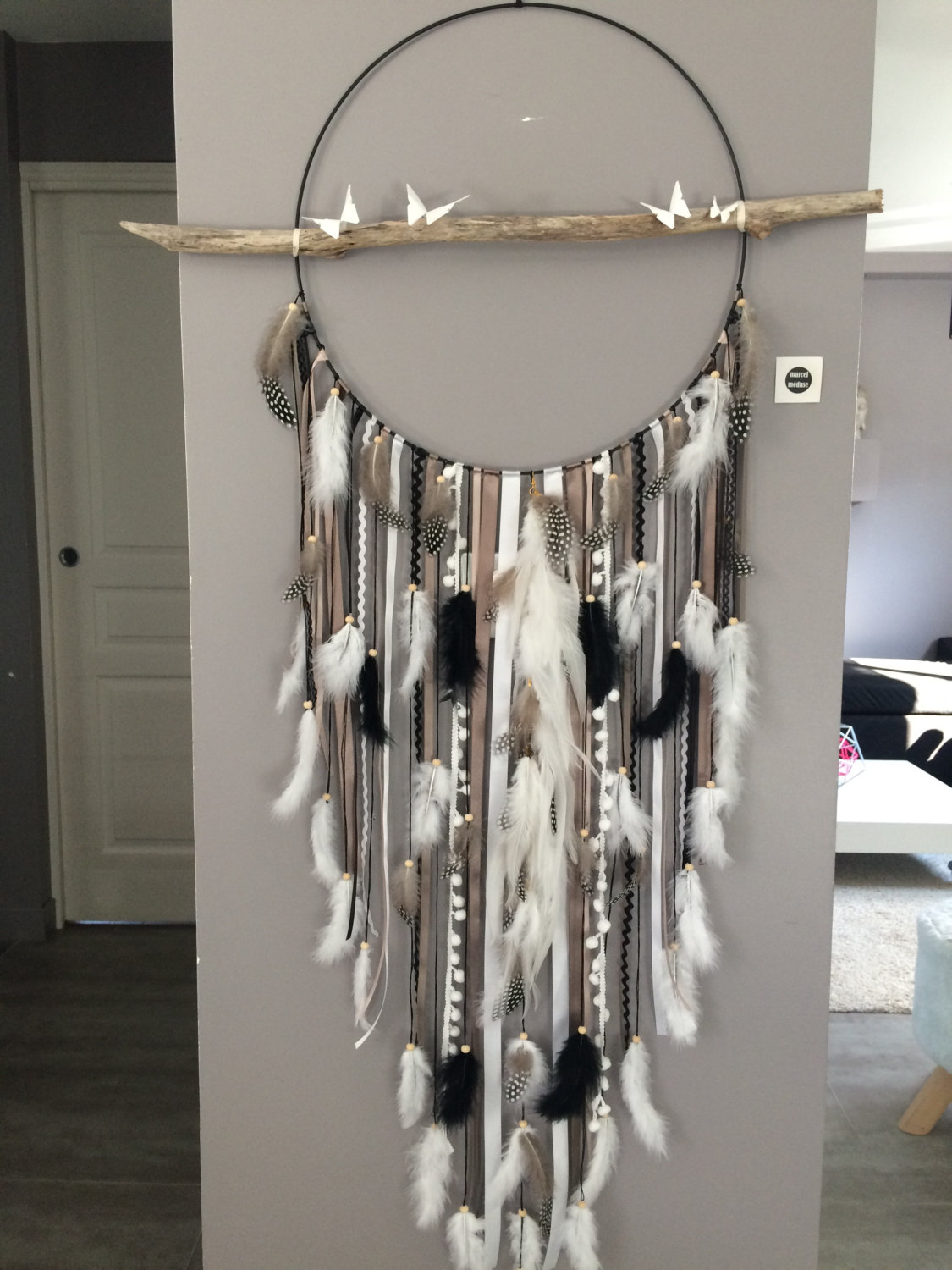 Attrape rêves / dreamcatcher Geant diametre 35 cm et longueur 130 cm en  dentelle, plumes et perles bois coloris automne | marcel méduse