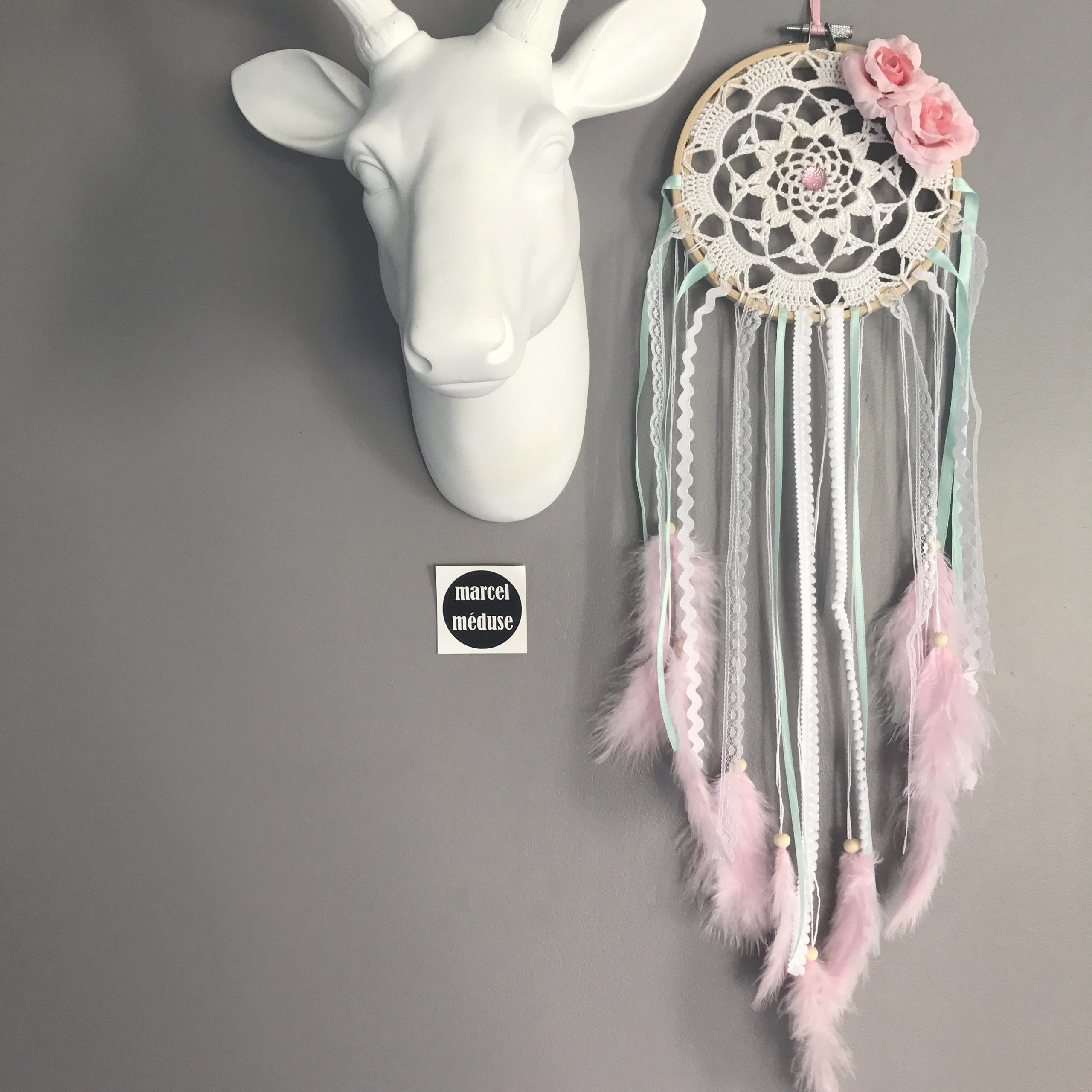 Attrape rêves / dreamcatcher Geant diametre 35 cm et longueur 130 cm en  dentelle, plumes et perles bois coloris automne | marcel méduse